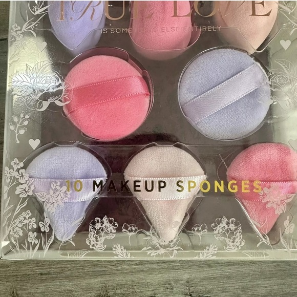 Bridgerton Heart-Shaped Makeup Sponges - Picture 2 of 14